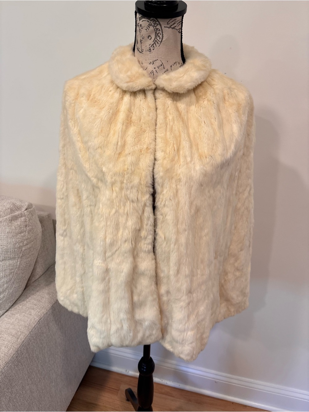Jay Thorpe Paris New York vintage off-white fur mink capelet